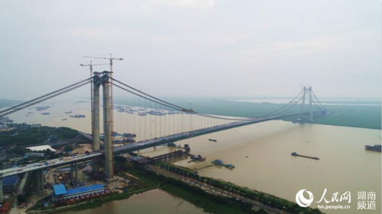 The 2,390-meter-long Dongting Lake Bridge on the Hangzhou-Ruili expressway is closed on Tuesday morning, indicating that the construction of the trunkline connecting east and southwest China is completed and will soon to open to traffic.(Photo/hn.people.cn)