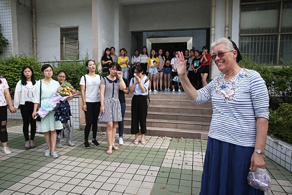 Students say goodbye to teacher Esther Snader at Anqing Normal University in Anhui province as she leaves to return to the United States. CHEN DONG/FOR CHINA DAILY