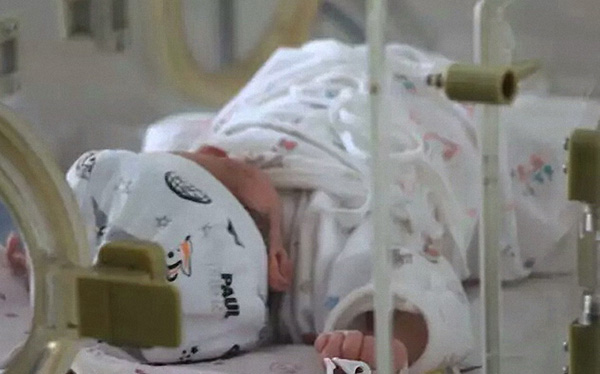 The baby girl abandoned by her mother receives care at a hospital. Provided to China Daily