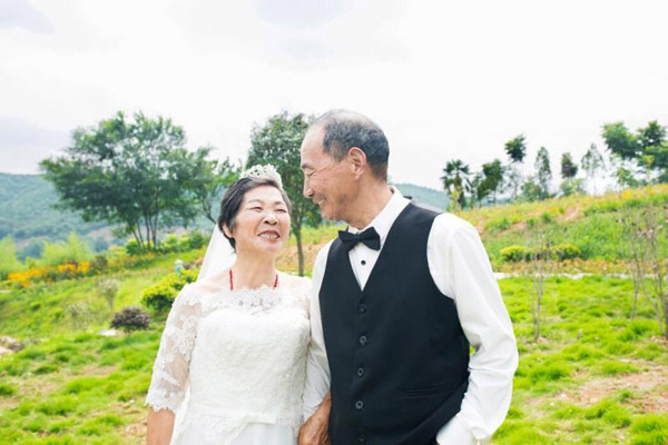 A wedding photo of an elderly couple. ��Photo by Liu Wei/chinadaily.com.cn��