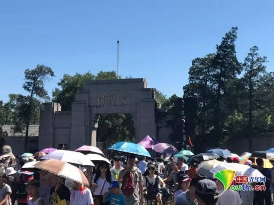 People lined up for entering Tsinghua Univerisity. (Photo/China Youth Daily)