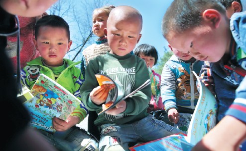 Youngsters in the southwestern province of Guizhou read books donated by volunteers. 