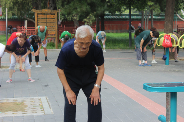 Guo Baomu has been doing physical exercise for the last 14 years in the Ritan Park, Beijing, every morning. (Photo by Nanda Lal Tiwari)
