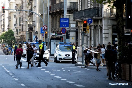 Police officers ask people to leave Plaza Catalonia following a terrorist attack in central Barcelona, Spain, on Aug. 17, 2017.  (Xinhua/Lino De Vallier)