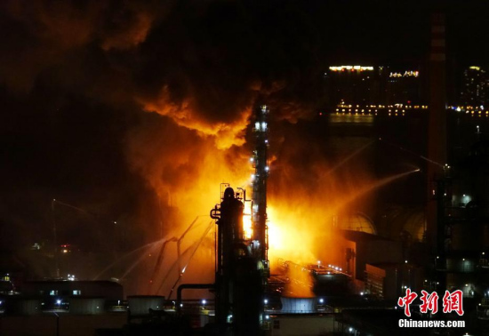 The fire broke out at around 6:40 p.m. in a subsidiary of state-owned PetroChina Company Limited in Dalian. (Photo: China News Service/Liu Debin)