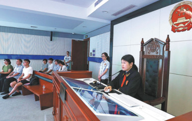 A judge hears a case on infringement of information-dissemination rights at the Hangzhou Court of the Internet on Friday.(Qin Lubin/For China Daily)