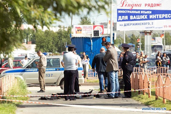 Police work on the site of a knife attack in the center of Surgut, Russia, on Aug 19, 2017. The Islamic State (IS) terrorist group has claimed responsibility for a knife attack that left seven people injured in the central Russian city of Surgut on Saturday, according to media reports.(Photo/Xinhua)