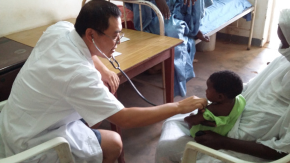 Wang Zhibing treats a Mauritanian child in a hospital in Kiffa, Mauritania. 