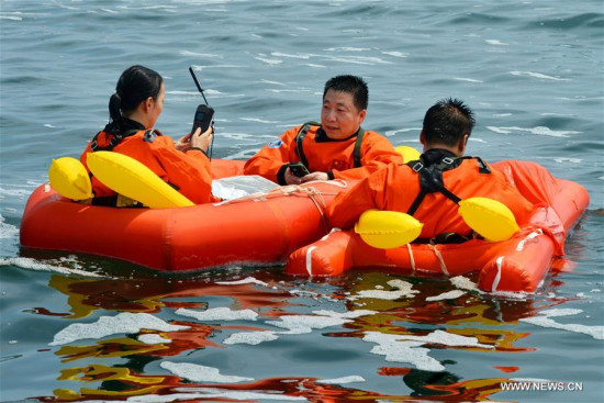 Chinese astronaut Yang Liwei (C) takes a sea survival training in waters off the coast of Yantai in east China's Shandong Province, Aug. 21, 2017. (Xinhua/Guo Xulei)