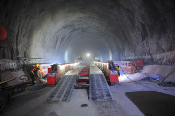 Construction continues on Hufengling Tunnel, Aug 20, 2017. (Photo provided to chinadaily.com.cn)