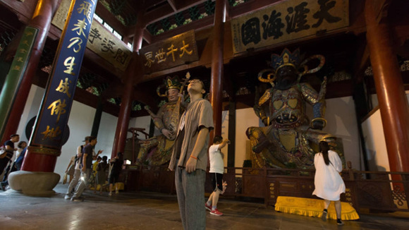 Zhao Chaoyang visits Lingyin Temple in Hangzhou, east China's Zhejiang Province. (Photo/www.zjol.com.cn)