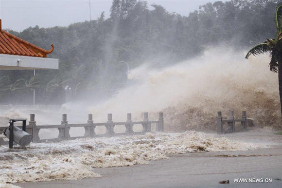 Photo taken on Aug. 23, 2017 shows billows in Zhuhai, south China's Guangdong Province. Hato, the 13th typhoon this year, landed at noon Wednesday in Zhuhai City, south China's Guangdong Province, bringing gales of 45 meters per second at its eye, according to local meteorological authorities. (Xinhua) 