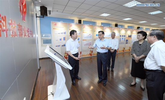 Chinese Premier Li Keqiang visits the Ministry of Science and Technology in Beijing, capital of China, Aug. 22, 2017. (Xinhua/Zhang Duo)