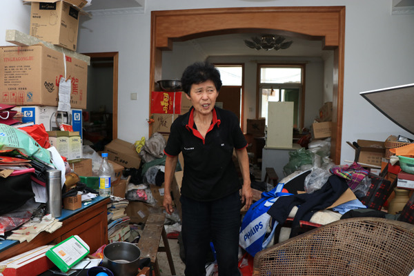 Zhang Jinglan at her home, which is packed with garbage she has collected, in Hefei, Anhui province. (Photo by Zhu Lixin/China Daily)