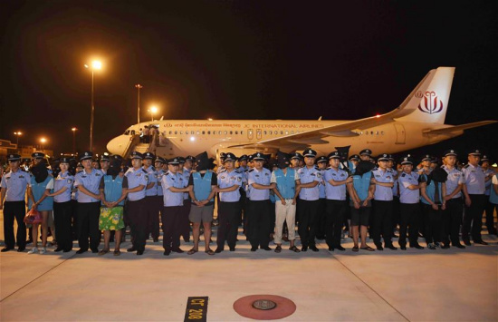 Suspects in telecoms scams are brought back to China from Cambodia at Chengdu Shuangliu International Airport in Chengdu, capital of southwest China's Sichuan Province, Aug. 24, 2017. Cambodia on Thursday deported 122 Chinese nationals, including 16 women, suspected of operating a telecoms scam to extort money from victims in China, a senior police official said. (Xinhua/Wu Guangyu)