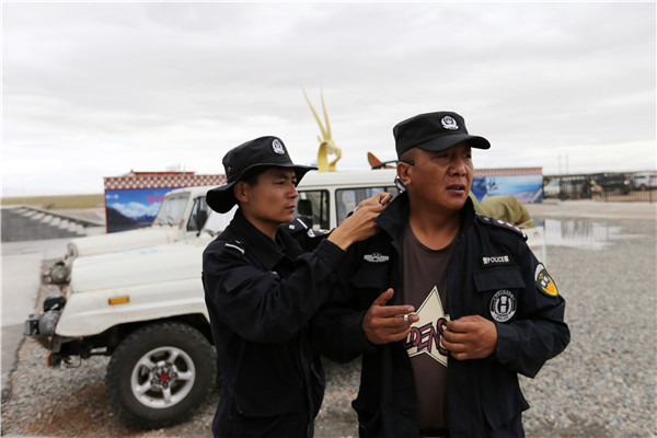 Police set off on patrol. (Photo by Wang Zhuangfei/China Daily)