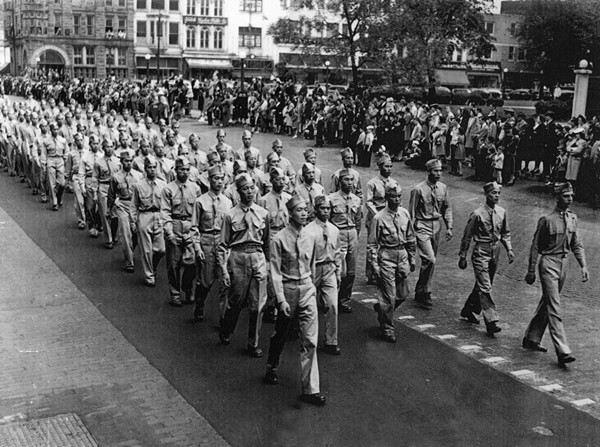 Chinese-American units of the US Army Air Corps march in Dayton, Ohio, on Memorial Day, 1943. (Photo/China Daily)