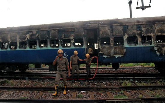 Burned out train coaches are seen at Anand Vihar railway station in New Delhi, India, Aug. 25, 2017.  (Xinhua/Stringer)