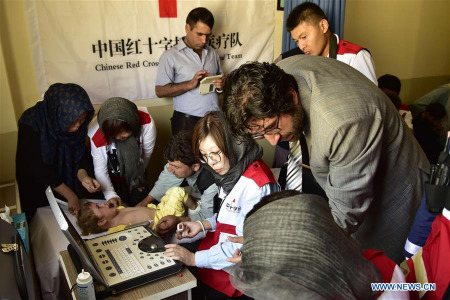 Experts from the Chinese Red Cross foreign aid medical team carry out screening for children with congenial heart disease (CHD) at a hospital in Kabul, Afghanistan, Aug. 26, 2017. A Chinese Red Cross foreign aid medical team has carried out screening for the children with CHD in Afghan capital of Kabul to register eligible kids for providing them with medical treatment. (Xinhua/Dai He)