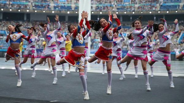 Girls clap their hands during a performance before the opening ceremony of the 13th National Games in Tianjin, Aug 27, 2017. (Photo/Xinhua)