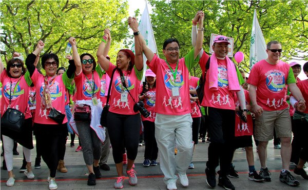 Yuan Zhengping (third from right) and members of the Shanghai Cancer Recovery Club join a charity run to collect donations for breast cancer patients. WU XIAOYAN/FOR CHINA DAILY