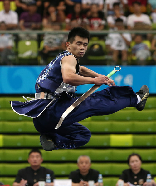 A wushu athlete competes at the Chinese National Games in Tianjin. (WANG ZHUANGFEI/CHINA DAILY)
