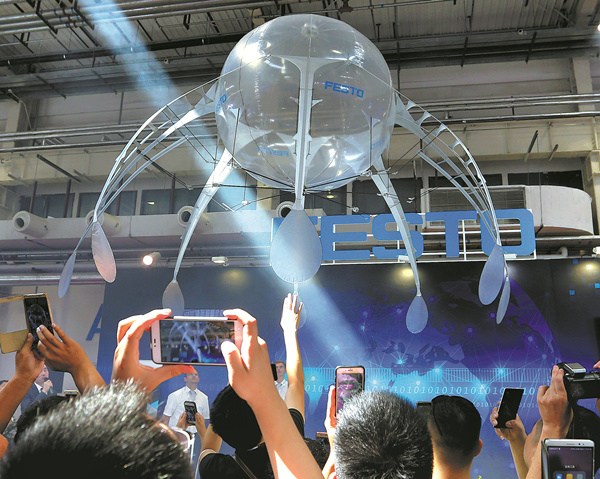 Bionic jellyfish is demonstrated at the 2017 World Robot Conference in Beijing on Wednesday. WANG ZHUANGFEI / CHINA DAILY