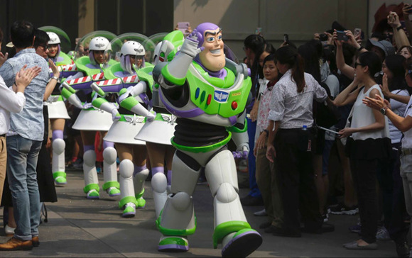 Disneyland character Buzz Lightyear waves to fans attending a farewell ceremony of the Buzz Lightyear Astro Blaster at the Hong Kong Disneyland on Aug 31, 2017. (Photo/chinadaily.com.cn)