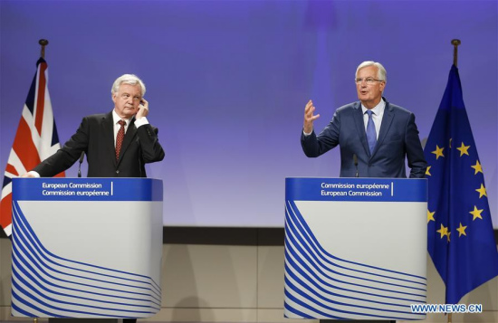 British Brexit secretary David Davis (L) and European Union (EU) chief negotiator Michel Barnier attend a joint press briefing in Brussels, Belgium, Aug. 31, 2017. (Xinhua/Ye Pingfan)