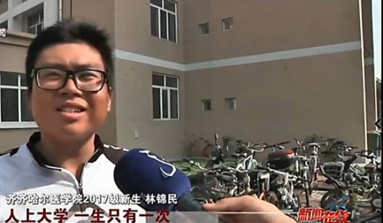 Lin Jinmin in the Qiqihar Medical University in Northeast China's Heilongjiang province. (Photo/Heilongjiang TV)