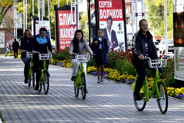 Russian cyclists ride public bikes in Blagoveshchensk.(Photo by WANG DIANJIE/FOR CHINA DAILY)