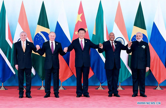 Chinese President Xi Jinping (C) and other leaders of BRICS countries pose for a group photo before the 2017 BRICS Summit in Xiamen, southeast China's Fujian Province, Sept. 4, 2017. (Xinhua/Zhang Duo)