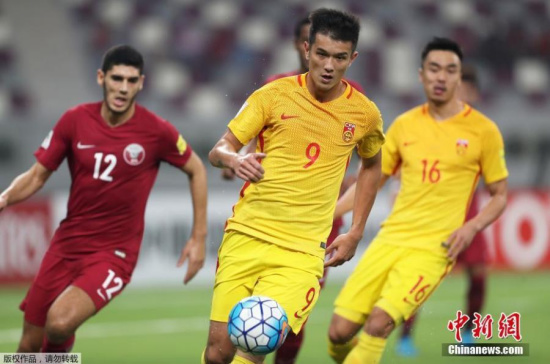 China's Xiao Zhi (C) controls the ball during the FIFA World Cup 2018 qualification football match against Qatar at the Jassim Bin Hamed Stadium in Doha, Sept. 5, 2017. China defeated Qatar 2-1 in the match, but failed to earn a WC finals ticket. (Photo/Agencies)