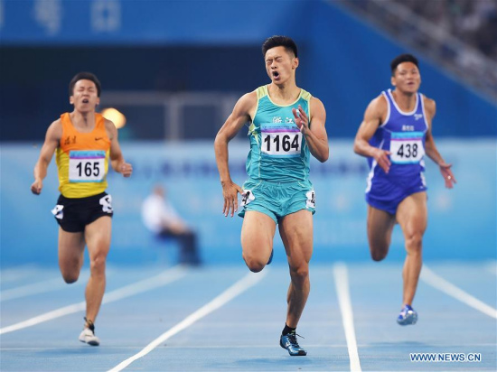 Xie Zhenye (C) of Zhejiang competes during the men's 200m final at 13th Chinese National Games in north China's Tianjin Municipality, Sept. 5, 2017. Xie Zhenye won the gold medal with 20.20 seconds. (Xinhua/Li Xiang)