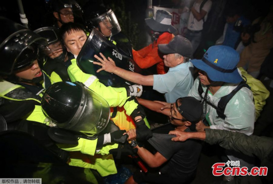 Hundreds of South Korean residents and peace activists clashed with police Wednesday beside the entrance to the US Terminal High Altitude Area Defense (THAAD) site at Soseong-ri village as Seoul tried to deploy additional THAAD elements. (Photo/Agencies)