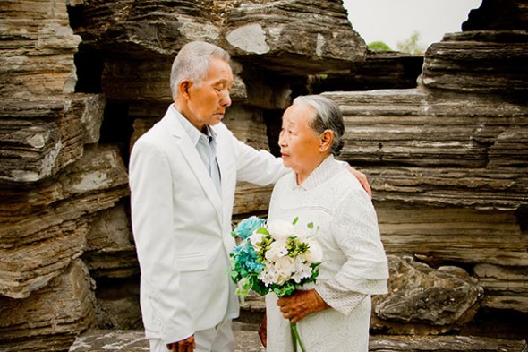 Yin Qixiang and his wife, Si Meixiu, pose for a wedding photo taken by students from Nanjing University of Aeronautics and Astronautics in Jiangsu province.(Photo prvided to China Daily)