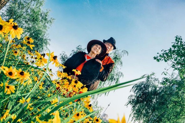 A wedding photo of Shi Youhe and his wife, Wang Xiuming, taken by the college students.(Photo provided to China Daily)