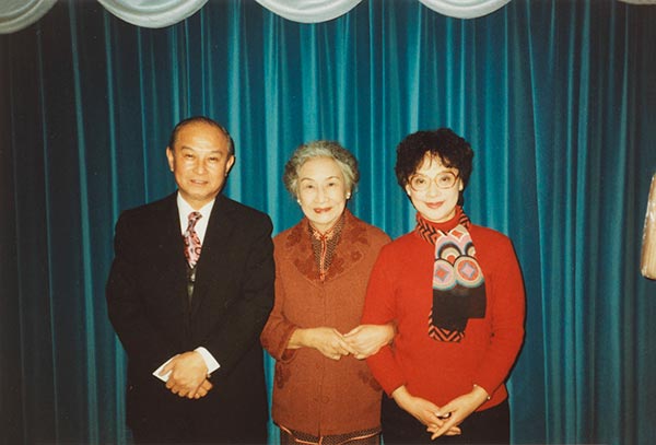 Hu (center) with actress Wang Danfeng and Wang's husband, Liu Heqing, in 1985. (Photo provided to China Daily)
