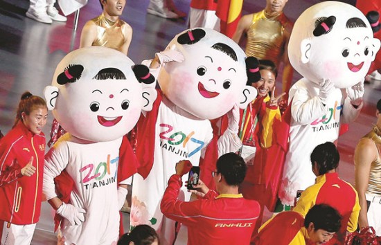 Athletes pose with mascots of the 13th National Games during the closing ceremony on Friday in Tianjin.