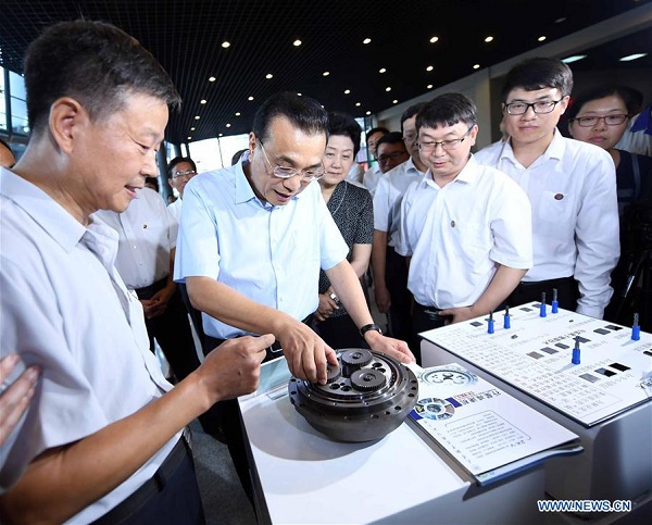 Chinese Premier Li Keqiang (2nd L, front) views technological achievements during an inspection to Tianjin University of Technology and Education in Tianjin, north China, Sept. 8, 2017. Li made an inspection here on Friday and stressed the importance of vocational education in boosting products made in China. During his inspection, the premier extended festive greetings to the teachers ahead of National Teachers' Day, which falls on Sept. 10. (Xinhua/Zhang Duo)