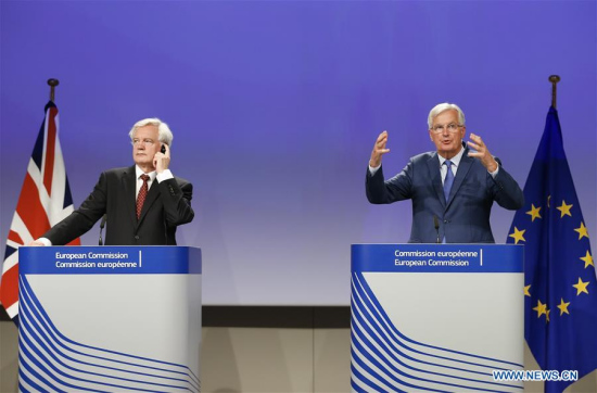 British Brexit secretary David Davis (L) and European Union (EU) chief negotiator Michel Barnier attend a joint press briefing in Brussels, Belgium, Aug. 31, 2017.  (Xinhua file photo/Ye Pingfan)