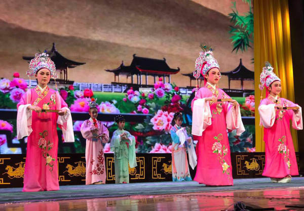 The Friday Drama Club hosts activities for Peking Opera fans of all ages in Guiyang, Guizhou province.  (Photo: China Daily/Yang Jun)