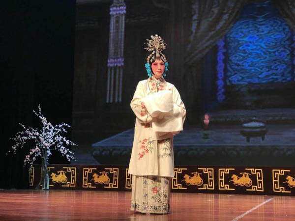 The Friday Drama Club hosts activities for Peking Opera fans of all ages in Guiyang, Guizhou province. (Photo: China Daily/Yang Jun)
