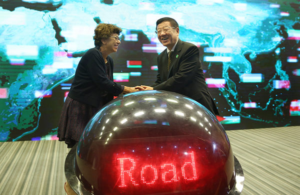 From right, Zhang Jianlong, minister of the State Forestry Administration of China and Monique Barbut, executive secretary of UNCCD. The two launched the Belt and Road Cooperative Mechanism to Combat Desertification in Ordos, Inner Mongolia autonomous region on Sept 10, 2017. (Photo by Zou Hong/provided to chinadaily.com.cn)