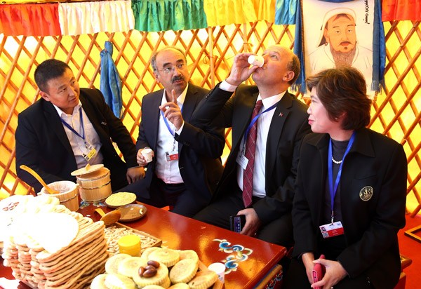 Delegates from around the world attending a meeting of the Conference of the Parties to the UN Convention to Combat Desertification, in Ordos, Inner Mongolia autonomous region, get a taste of local food, drink and culture on Sept 11, 2017. (Photo by ZOU HONG/CHINA DAILY)