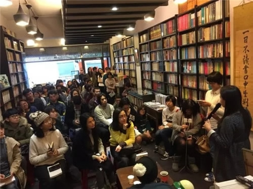 People attend salon at a bookstore. (Photo via Chengdu Daily)