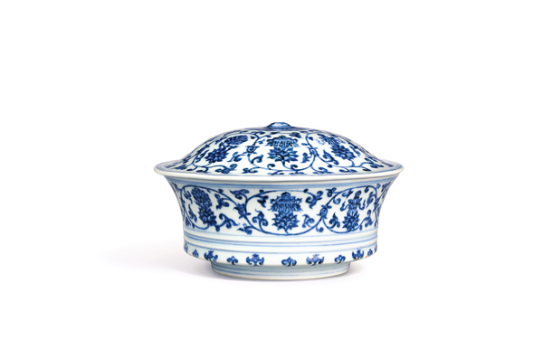 Two Ming Dynasty (1368-1644) blue-and-white porcelain pieces will go under the hammer at Sotheby's major autumn sale in Hong Kong on Oct 3. (Photo provided to China Daily)