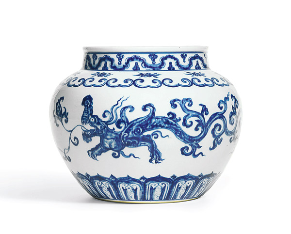 Two Ming Dynasty (1368-1644) blue-and-white porcelain pieces will go under the hammer at Sotheby's major autumn sale in Hong Kong on Oct 3. (Photo provided to China Daily)