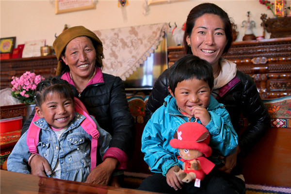 Drolma, 53, spends time with her daughter and grandchildren at home. (Photo by HOU LIQIANG/CHINA DAILY)