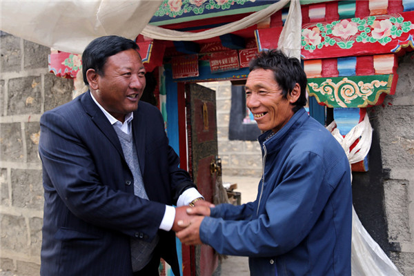 Businessman Badro (left) visits Norbu Gradul, whose home he helped build. (Photo/China Daily)